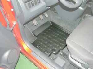 Carbox FLOOR Fußraumschale Gummimatte Fußmatte für Suzuki Splash vorne links